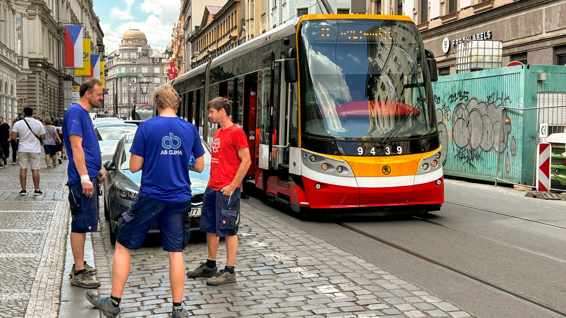 Tranvía detido en Praga durante o apagamento eléctrico (CTK/Ptacek Jan/Reuters)